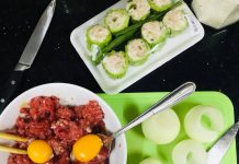 Hành tây bọc phô-mai nướng.