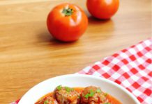 Thịt viên sốt cà chua đậm đà