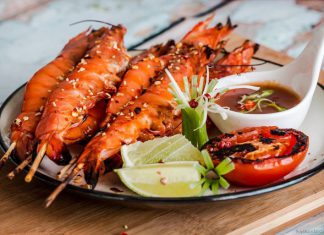Salad tôm nướng muối tiêu