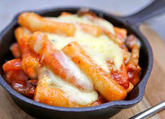 Cách làm bánh gạo cay nhân phô mai kiểu Hàn