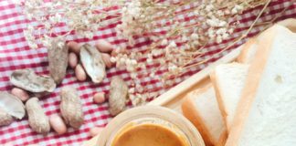Sốt lạc ăn kèm bánh mì cho bữa sáng đầu tuần bận rộn