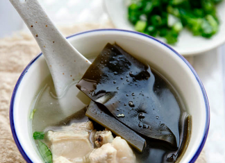 Canh sườn rong biển