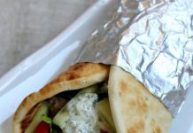 Bánh Gyro kẹp thịt bò