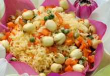 Thử ngay công thức làm cơm hạt sen tại nhà chỉ với ba bước đơn giản